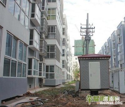 渭南某小区两栋楼间放置变压器